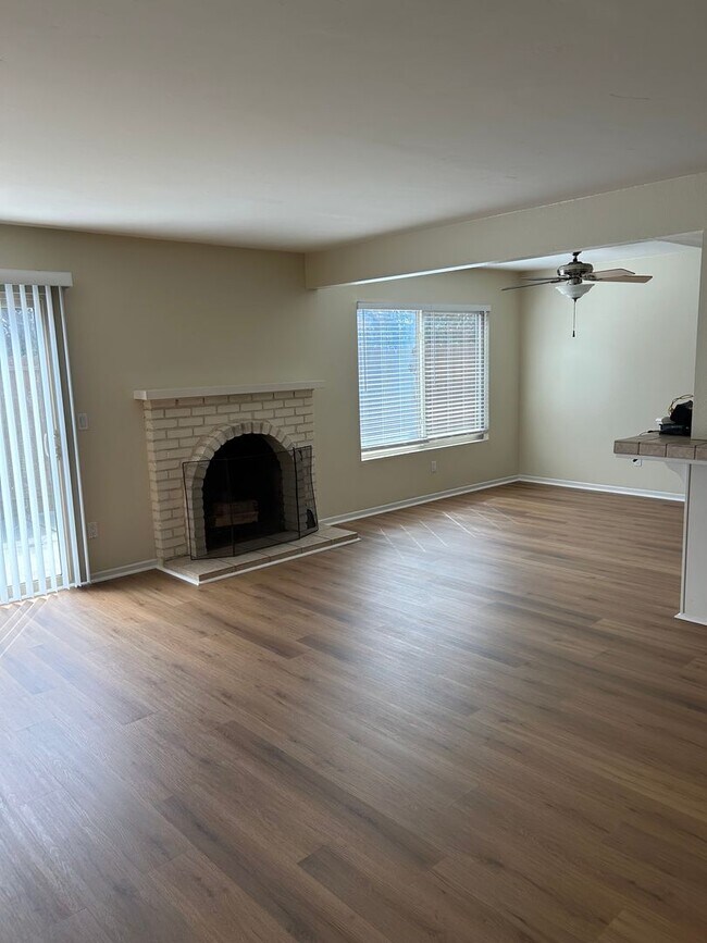 Building Photo - 3 Bedroom Home Near UCSD, UTC Mall, and Be...