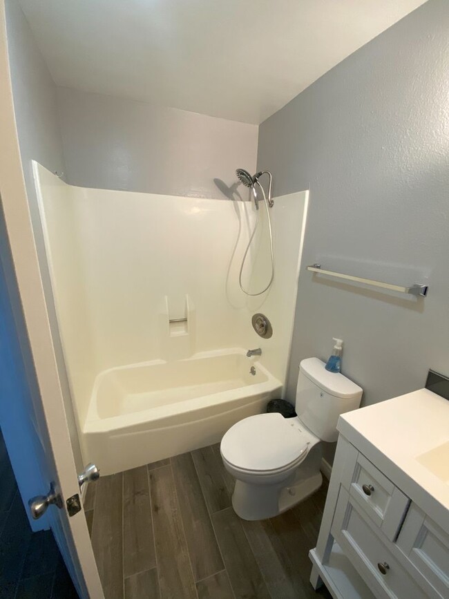 Building Photo - REMODELED 2Bd/1Ba Condo w/ Patio!