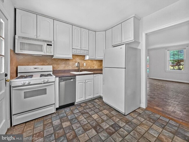 Building Photo - 1030 S Barton St