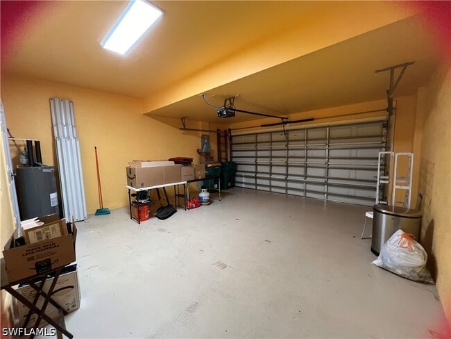 Building Photo - 884 Hampton Cir