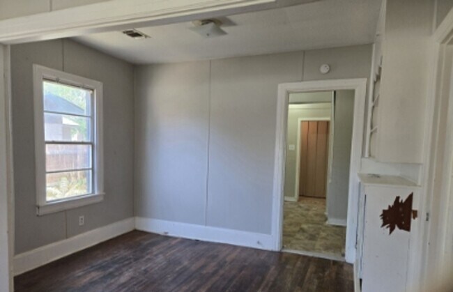 Building Photo - Charming 3 Bedroom