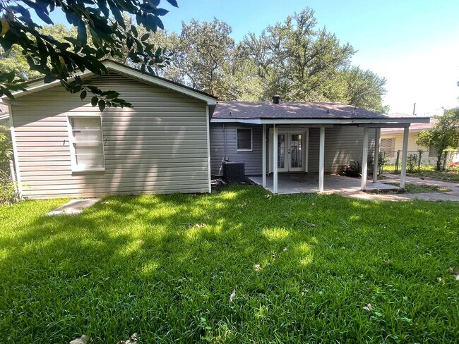 Building Photo - 1020 Wanda Dr