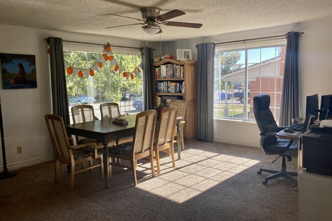 Building Photo - "Bright and Spacious 4-Bed Townhouse in Pr...