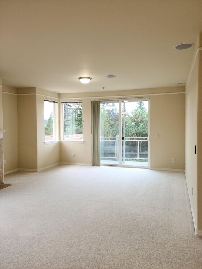 Building Photo - Spacious two bedroom condo!
