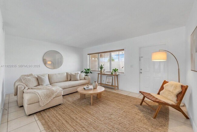 Building Photo - 1450 NE 170th St