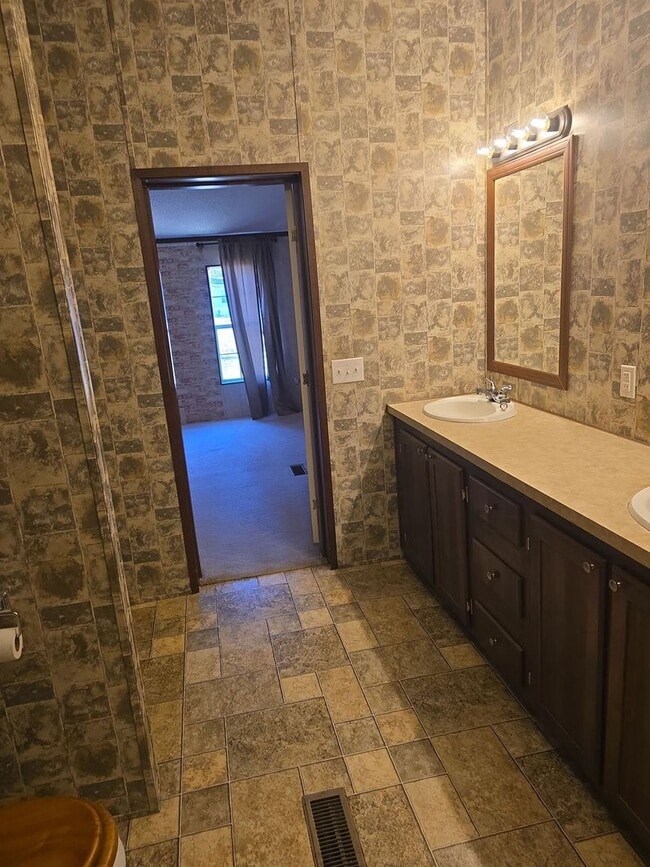 Building Photo - Refurbished 4 bedroom 2 bath