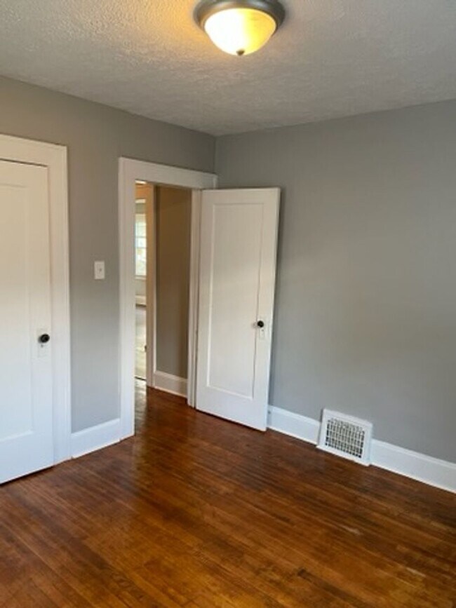 Building Photo - 2 Bed 1 Bath House-PRE LEASING Available N...
