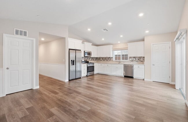 Building Photo - **Welcome Home to Your Dream Residence in Roseville!**