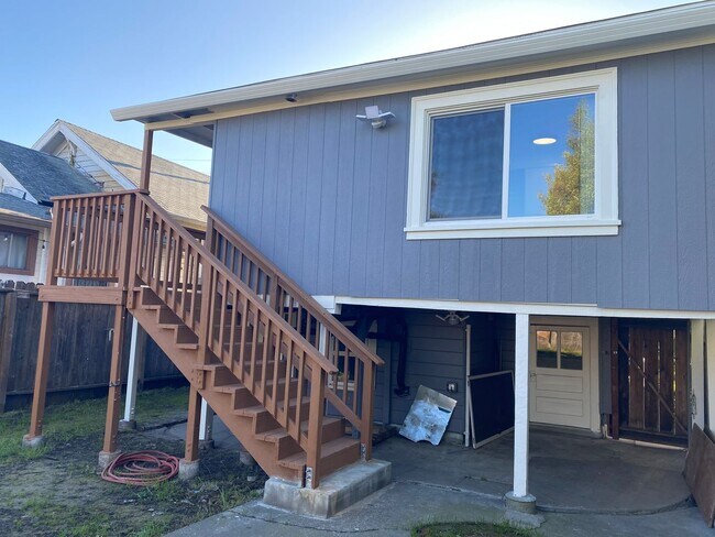 Building Photo - 1711 Bridge Ave