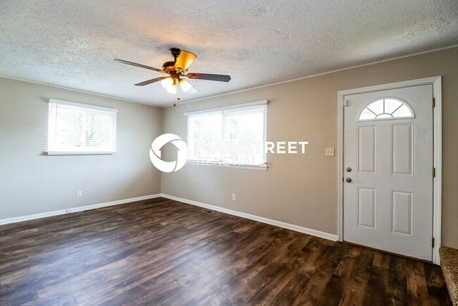 Building Photo - 4 Bedroom Pet-Friendly Home in Columbus, OH with Main Street Renewal