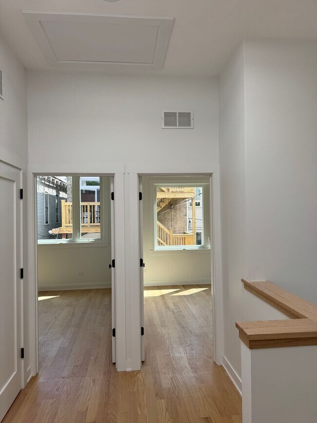 Building Photo - 1336 W Barry Ave