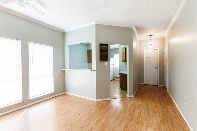 Building Photo - MOVE IN SPECIAL *1st Month Half Off Rent* - Extra Large 2 Bedroom 2 Bathroom Apartment