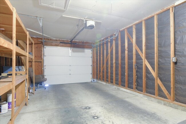 Building Photo - Great Home in Secure Complex