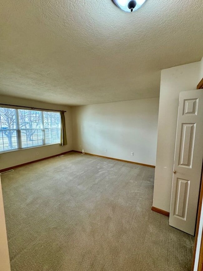 Building Photo - 2 Bedroom, 2 Bathroom Townhouse