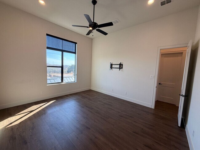 Building Photo - Town Creek CONDO! Large Balcony / Fridge, Washer, Dryer Included / Garage / NBISD