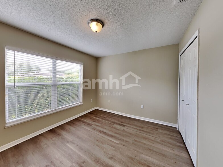 Building Photo - 25012 Hyde Park Blvd