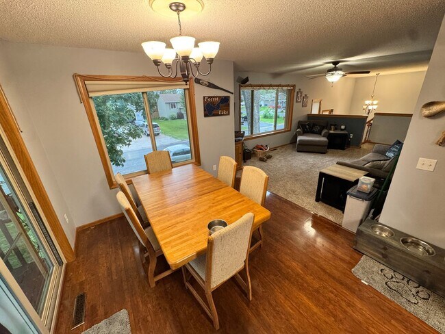 Building Photo - Rent Special!!! Walk To The Lake!