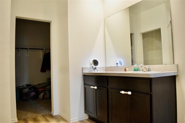 Building Photo - 1811 Legacy Hills Dr