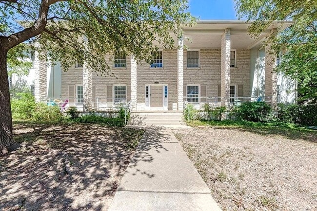 Primary Photo - Spacious 14-Bedroom Property Ideal for Gro...