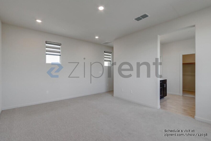 Building Photo - Unit
