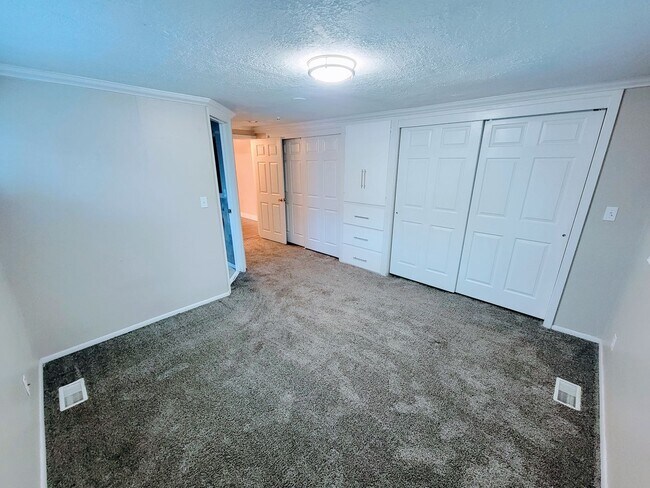 Building Photo - AMAZING Midvale Home in perfect central location!