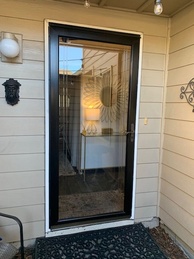 Building Photo - WELL MAINTAINED 2 BR, 2 BA TOWNHOME BY VAN MALL AREA!