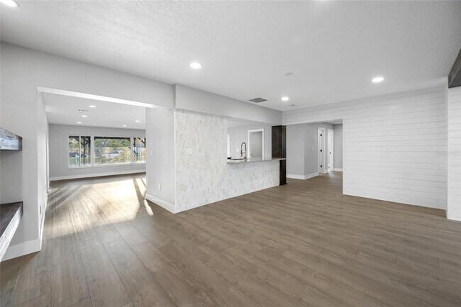 Building Photo - 1029 Bal Harbour Dr