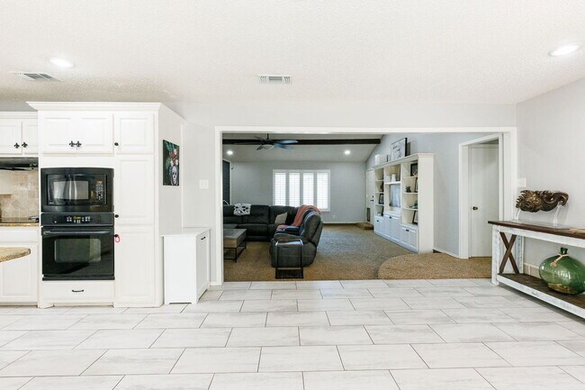 Building Photo - Discover Your Oasis: Spacious 3-Bed Lubboc...