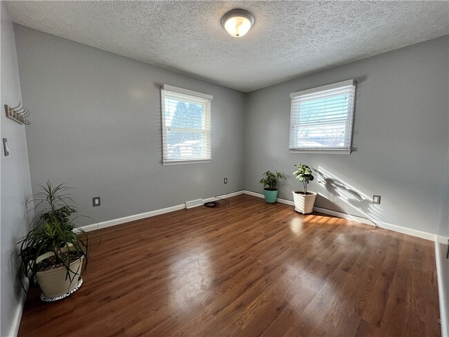 Building Photo - 28 Willow Dr