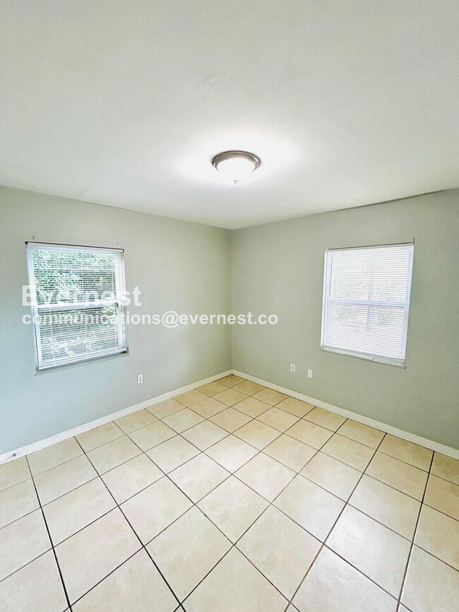 Building Photo - 3019 W Meadow St