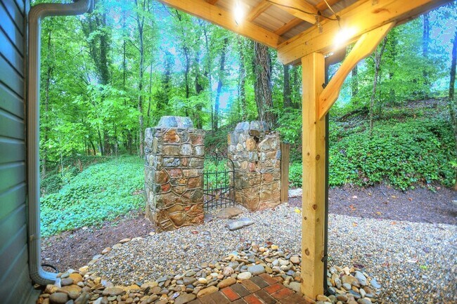 Building Photo - Charming 2BR House in Tryon