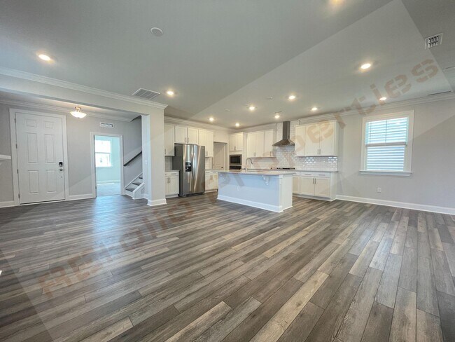 Building Photo - Gorgeous 4 Bedroom 3 Bath Home with Fiber ...