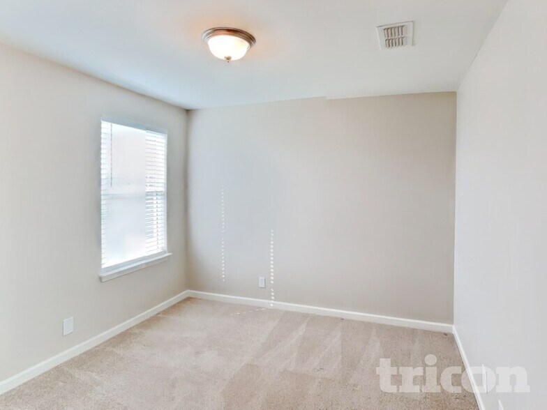 Building Photo - 2043 Shafer Dr