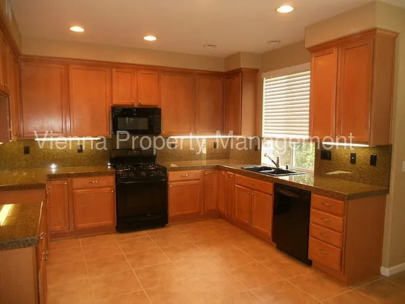 Building Photo - 6768 Maple Creek Dr