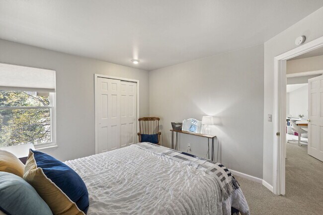 Building Photo - Spacious 6-Bedroom Broadmoor Rental with M...