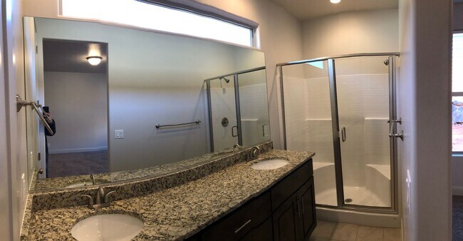 Building Photo - Beautiful like new home, 3 bedroom and 3 b...