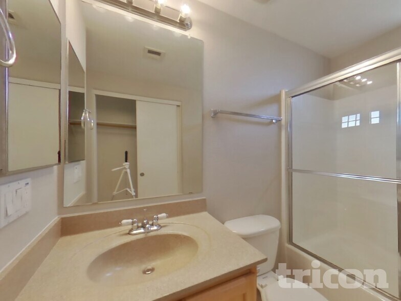 Building Photo - 16825 N 14th St