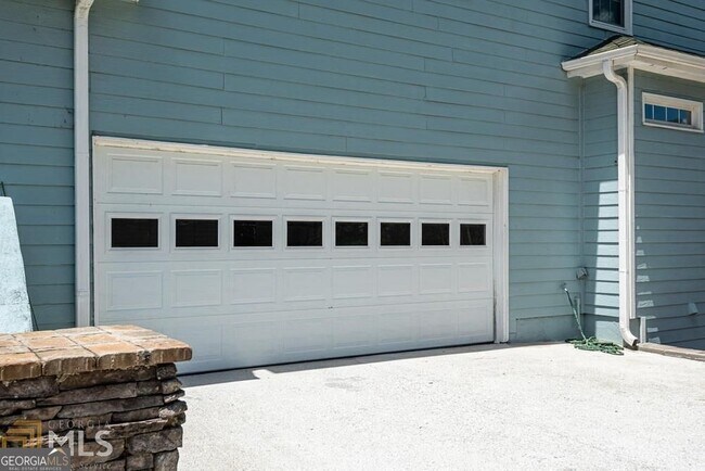 Building Photo - 225 Heritage Lake Dr