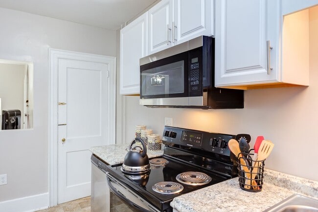 Building Photo - Available Now - Adorable and Spacious!  2 ...