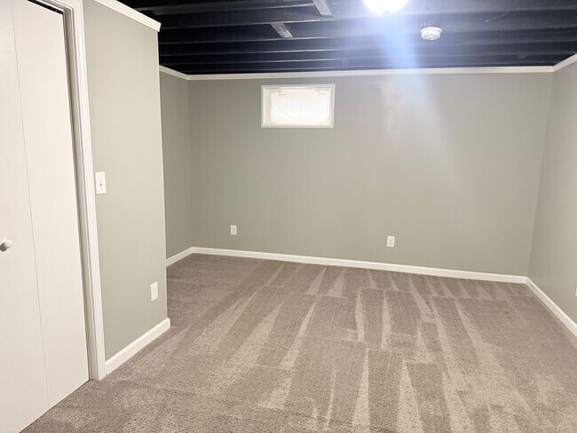 Building Photo - 667 Parkwood Dr