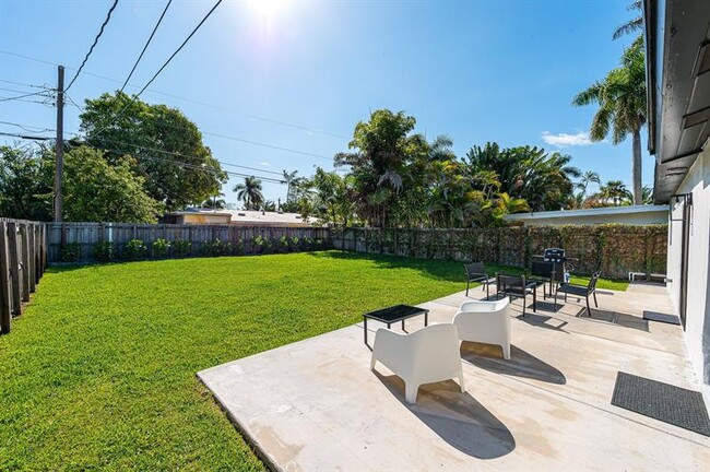 Building Photo - 1604 NE 16th Ave