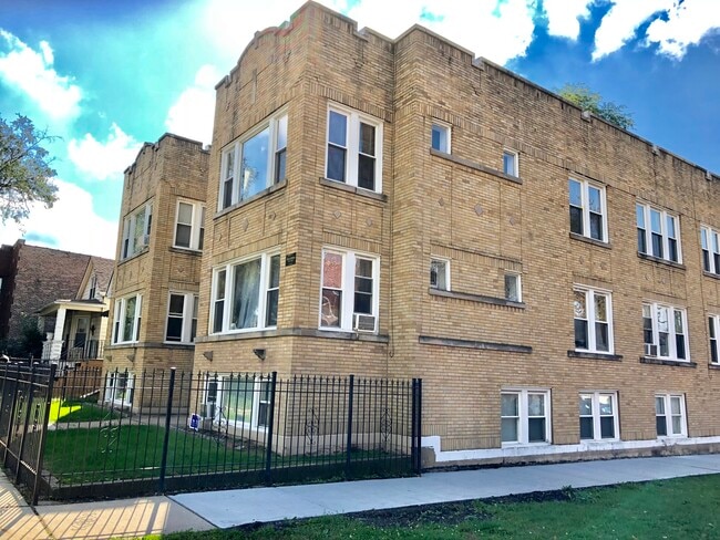Primary Photo - 5041 W Dickens Ave