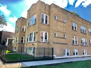 Building Photo - 5041 W Dickens Ave