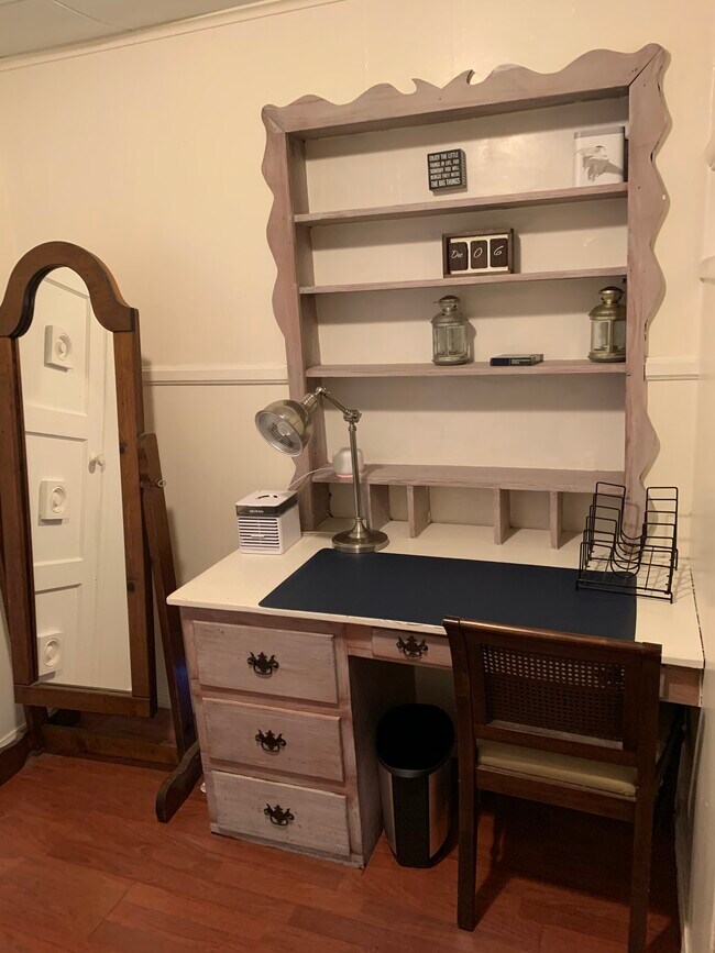 Built-in desk - 306 17th St