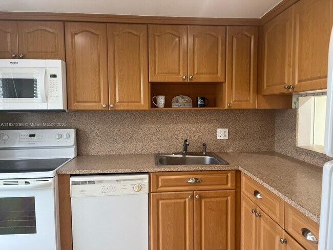 Building Photo - 950 Hillcrest Dr
