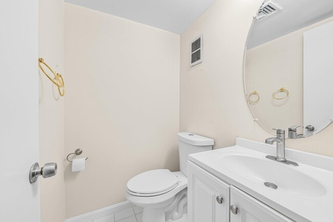 Building Photo - 9813 Inglemere Dr