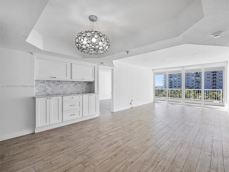 Primary Photo - 9341 Collins Ave
