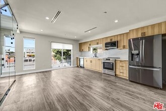 Building Photo - 1309 N Sycamore Ave