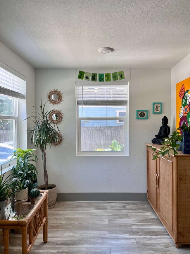 Building Photo - "Charming 2-Bed, 2-Bath Gem in the Heart of St. Petersburg – 1100 Sq. Ft. of Comfort!"