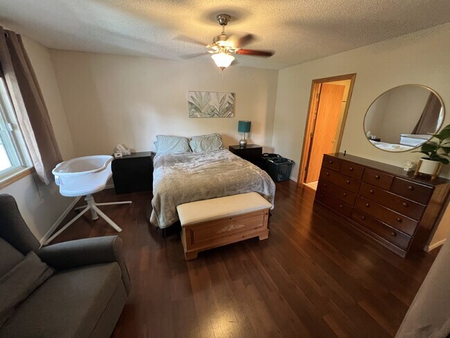 Building Photo - Spacious 3BR/1.5BA Townhome with Attached ...
